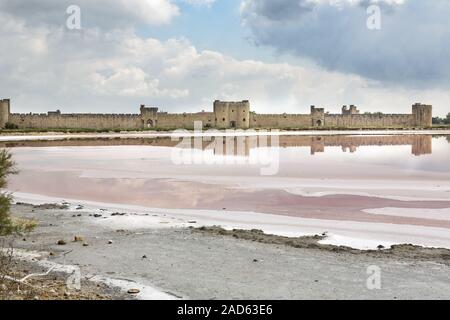 La forteresse d'Aigues-Mortes en Camargue, dans le sud de la France Banque D'Images