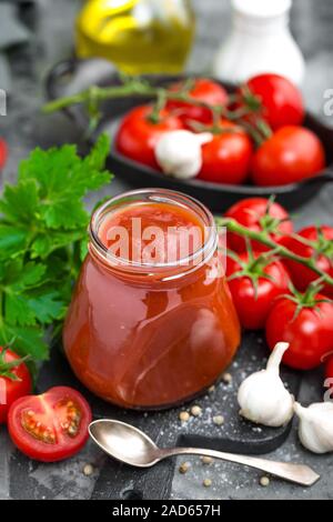 La pâte de tomate et purée de tomates fraîches, tomates Banque D'Images