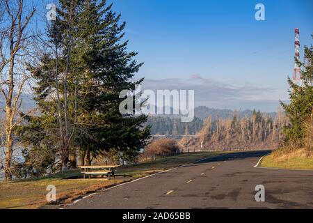 Vue sur la campagne avec un pivnic banc dans l'Oregon. Banque D'Images