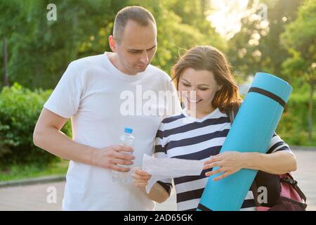 Femme et l'homme lecture lettre papier, l'émotion de joie Bonheur Banque D'Images