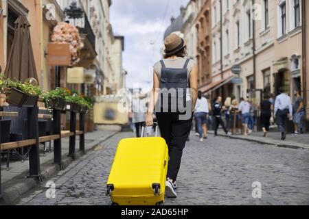 Les voyages touristiques dans la région de hat Femme avec sac à dos et valise walking Banque D'Images