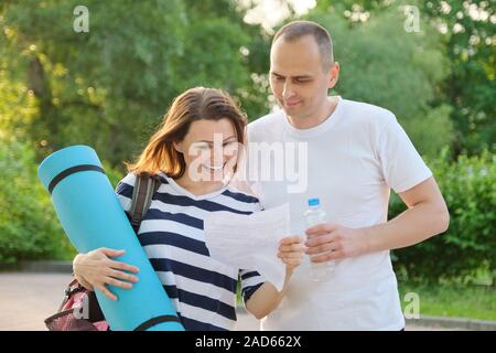 Femme et l'homme lecture lettre papier, l'émotion de joie Bonheur Banque D'Images