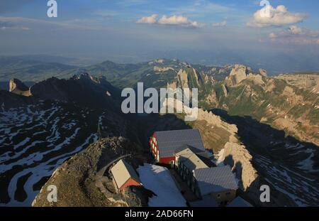 Du sommet du Mont Santis vers Appenzell. Scène d'été dans les Alpes suisses. Banque D'Images