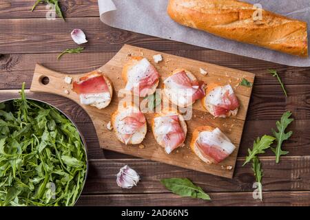 Baguette , bacon on cutting board Banque D'Images