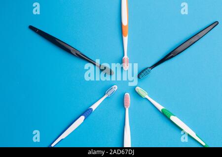 Brosses à dents multicolores disposés en cercle Banque D'Images