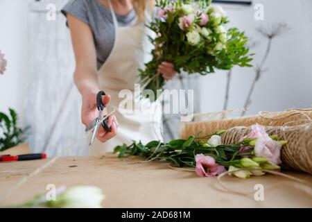 Fleuriste fille rend beau bouquet Banque D'Images