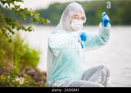 Biologiste du tube à essai dans mask Banque D'Images