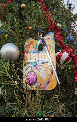 Ornements d'arbre de Noël et cadeaux ornent une grande piscine communautaire de l'arbre. Banque D'Images