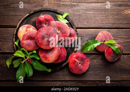 Peach, Saturne ou beigne de pêches avec des feuilles Banque D'Images