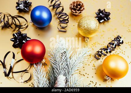 Maison de fond avec peu d'étoiles argentées et décorations sur fond argenté. Toile de vacances festives. Banque D'Images