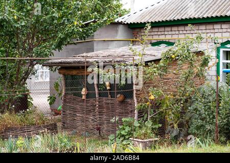 Piscine arbor tissé à partir de branches dans le jardin près de la maison du village Banque D'Images