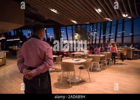 Garçon debout avec les mains derrière le dos Banque D'Images