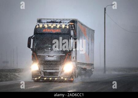 MAN TGX personnalisées de camion remorque Stengel LT tire le long de la route nationale de Finlande en hiver 52 tempête de neige. Salo, Finlande. Le 29 novembre 2019. Banque D'Images