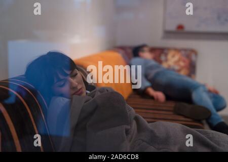 Les développeurs de logiciels de dormir sur un canapé dans la salle de bureau démarrage créative Banque D'Images