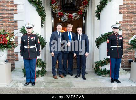 Londres, Royaume-Uni. 03 Décembre, 2019. Le Président américain Donald Trump se tient avec le premier ministre du Canada, Justin Trudeau, à gauche, et le président français, Emmanuel Macron, droit, à l'entrée de Winfield House 3 décembre 2019 à Londres, au Royaume-Uni. Credit : Shealah Planetpix Craighead//Alamy Live News Banque D'Images