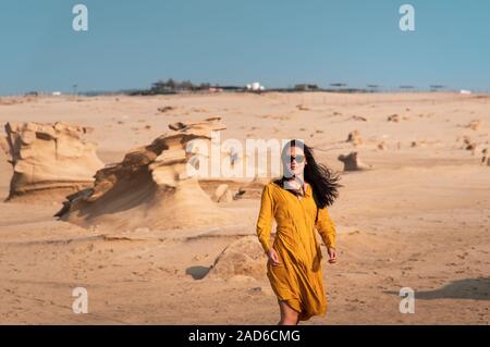 Female traveler dunes fossiles en visite à Abu Dhabi ÉMIRATS ARABES UNIS Emirats Arabes Unis Banque D'Images