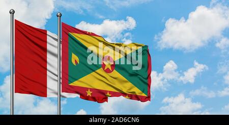 Le Pérou et la Grenade drapeaux dans le vent contre ciel bleu nuageux blanc ensemble. Concept de diplomatie, de relations internationales. Banque D'Images