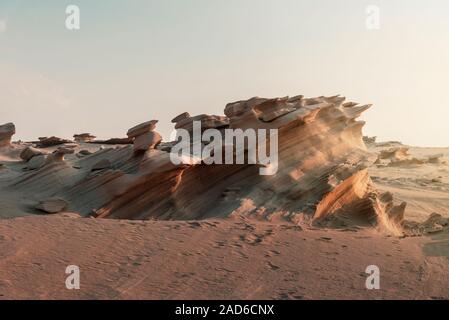 Paysage de dunes fossiles de formations de sable balayé par le vent à Abu Dhabi Emirats Arabes Unis Banque D'Images