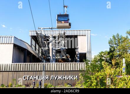 Moscou, Russie - le 8 juillet 2019 : de la station de Loujniki Moscou téléphérique dans l'été journée ensoleillée. Le transport urbain public de Moscou Banque D'Images