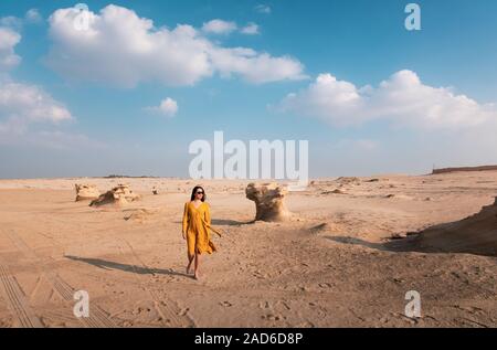 Female traveler dunes fossiles en visite à Abu Dhabi ÉMIRATS ARABES UNIS Emirats Arabes Unis Banque D'Images