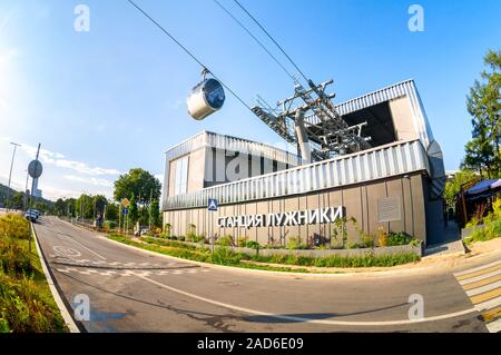 Moscou, Russie - le 8 juillet 2019 : de la station de Loujniki Moscou téléphérique dans l'été journée ensoleillée. Le transport urbain public de Moscou Banque D'Images