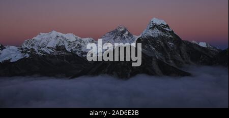 Ciel du soir rose sur le mont Everest et le Cholatse. Mer de brouillard. Banque D'Images