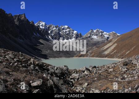 Troisième lac dans la vallée de Gokyo Solu Khumbu, Népal). Banque D'Images