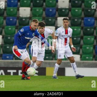 Windsor Road, Belfast, Irlande du Nord. 06Th Dec 2019. BetMcLean League Cup - demi-finale. Linfield (bleu) v Coleraine.Action de sessions de jeu. Andy Mitchell (27) sur la balle pour Linfield. Credit : CAZIMB/Alamy Live News. Banque D'Images