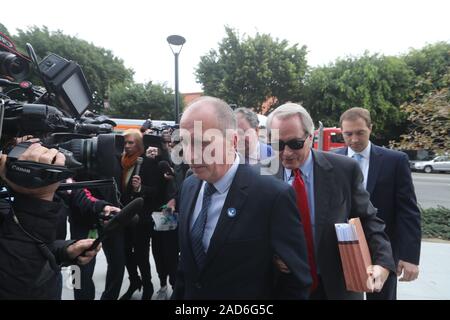 Los Angeles, Californie, USA. 19Th Mar, 2019. Vernon Unsworth, qui ont collaboré à la rescousse de 12 garçons et de leur entraîneur de football à partir d'une grotte thaïlandaise inondations entre dans la cour fédérale. Unsworth poursuit Elon Musk pour diffamation après que le PDG de Tesla et SpaceX le nommé 'pedo'' sur Twitter, Angeles, Californie mardi 3 décembre 2019. Photo : David Swanson/ZUMA/Alamy Fil Live News Banque D'Images