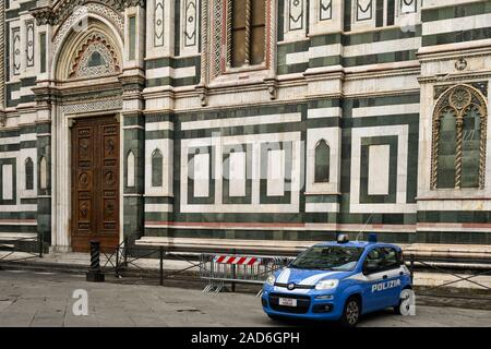 Voiture de police italienne en face de la cathédrale de Santa Maria del Fiore dans le centre historique de Florence, l'UNESCO World Heritage Site, Toscane, Italie Banque D'Images