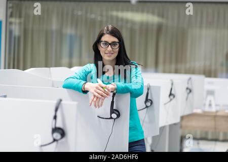 Centre d'appel de sexe féminin fait son travail de l'opérateur Banque D'Images