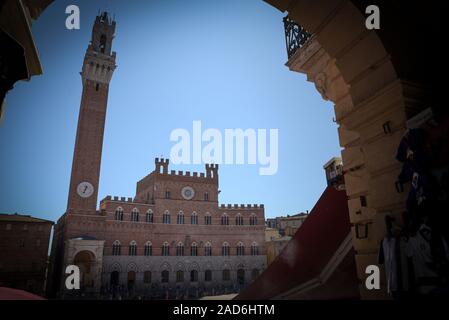 Sienne, palais public (hôtel de ville) dans la Piazza del Campo Banque D'Images