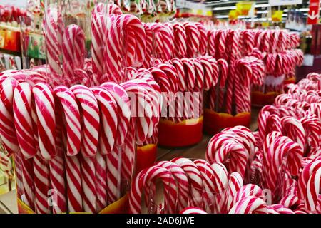 Des cannes de Noël en magasin. Rouge et blanc de fête Peppermint Candy canes arrière-plan. Des cannes de bonbon avec rayures rouges et blanches. Banque D'Images