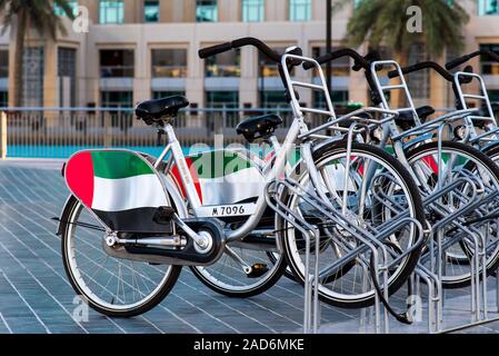 Dubaï, Émirats Arabes Unis - le 11 décembre 2018 : Des vélos de location utilisé pour les visites avec drapeau Émirats à Dubaï Banque D'Images