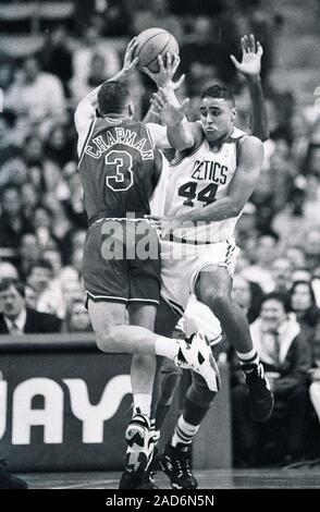 Boston Celtics Rick Fox défend contre Washington Bullets # 3 Rex Chapman match de basket-ball au cours de l'action au Garden de Boston Boston MA USA dec1,1993photo de Bill belknap Banque D'Images