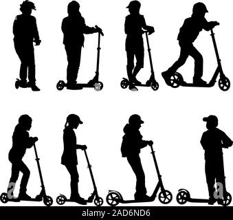 Jeu de silhouettes d'enfants assis sur des scooters. Vector illustration. Illustration de Vecteur