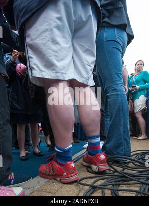 Boris Johnson apparaissant dans un tournoi de tennis de charité au Queen's club de tennis à Londres avec Andrew Murray, Michael MCINTYRE, Jimmy Carr, Jonathan Ross et Sir Richard Branson au nom de la Ross Hutchins et Royal Marsden Cancer en 2013. Banque D'Images