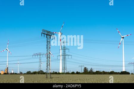 Windwheels et de lignes de transport d'électricité dans les régions rurales de l'Allemagne vu Banque D'Images