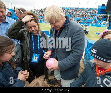 Boris Johnson apparaissant dans un tournoi de tennis de charité au Queen's club de tennis à Londres avec Andrew Murray, Michael MCINTYRE, Jimmy Carr, Jonathan Ross et Sir Richard Branson au nom de la Ross Hutchins et Royal Marsden Cancer en 2013. Banque D'Images