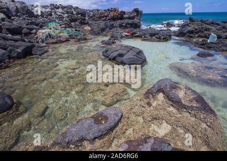 Une grande partie de la côté nord de l'île de Molokai en inaccessible. Les alizés soufflent régulièrement à terre apportant avec eux des tas de plastique qui a été Banque D'Images