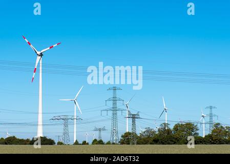 Windwheels et de lignes de transport d'électricité dans les régions rurales de l'Allemagne vu Banque D'Images