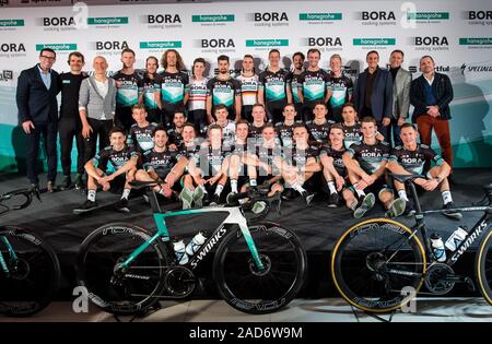 Kolbermoor, Allemagne. 06Th Dec, 2019. Ralph Denk (dos, 2e de gauche), le team manager de l'équipe cycliste de Bora-hansgrohe, et la ligne de l'équipe entre en scène pour une photo de groupe lors de la présentation de l'équipe de cyclisme pour l'année 2020. Credit : Matthias Balk/dpa/Alamy Live News Banque D'Images