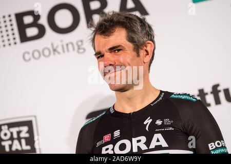 Kolbermoor, Allemagne. 06Th Dec, 2019. Ralph Denk, team manager de l'équipe cycliste Bora-hansgrohe, sera sur scène lors de la présentation de l'équipe de cyclisme pour l'année 2020. Credit : Matthias Balk/dpa/Alamy Live News Banque D'Images