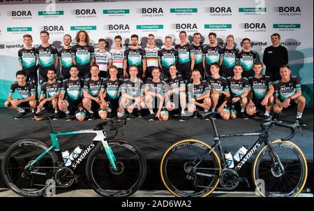 Kolbermoor, Allemagne. 06Th Dec, 2019. Ralph Denk (dos, r), team manager de l'équipe cycliste Bora-hansgrohe, et l'équipe aligner sur scène pour une photo de groupe lors de la présentation de l'équipe de cyclisme pour l'année 2020. Credit : Matthias Balk/dpa/Alamy Live News Banque D'Images