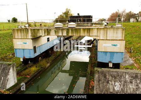 Les deux locomotives de la pente d'eau de Montech sur le Canal latéral avec le col de la porte en position relevée et abaissée push le bateau Banque D'Images