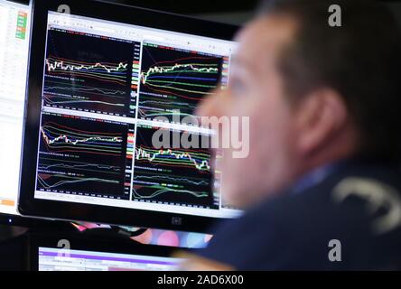 New York, USA. 06Th Dec, 2019. Traders travailler sur le le parquet de la Bourse de New York a la cloche de clôture sur Wall Street à New York le mardi 3 décembre 2019. Le droppedmmore Dow de 250 points relevant pour une troisième journée consécutive. Photo de John Angelillo/UPI UPI : Crédit/Alamy Live News Banque D'Images