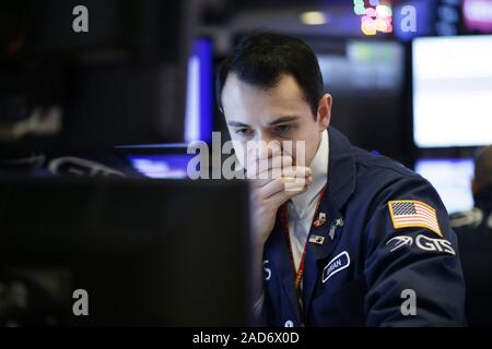 New York, USA. 06Th Dec, 2019. Traders travailler sur le le parquet de la Bourse de New York a la cloche de clôture sur Wall Street à New York le mardi 3 décembre 2019. Le droppedmmore Dow de 250 points relevant pour une troisième journée consécutive. Photo de John Angelillo/UPI UPI : Crédit/Alamy Live News Banque D'Images