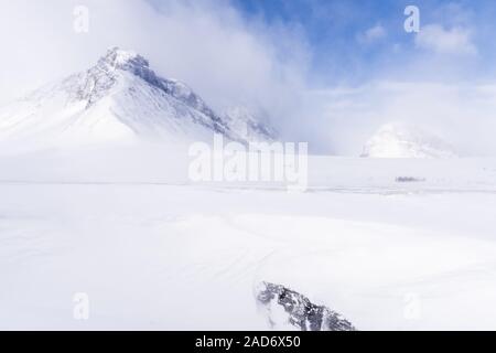 Les skieurs en tournée dans la neige, Stuor Reaiddavaggi, Laponie, Suède Banque D'Images