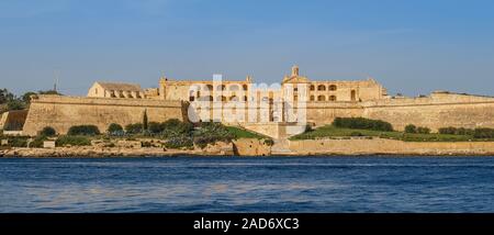 1733 Fort Manoel, une étoile fort donnant sur le port de Marsamxett sur l'île Manoel de Gzira, Malte. Paysage panoramique. Plus tard connu sous le nom de HMS Phénicie. Banque D'Images