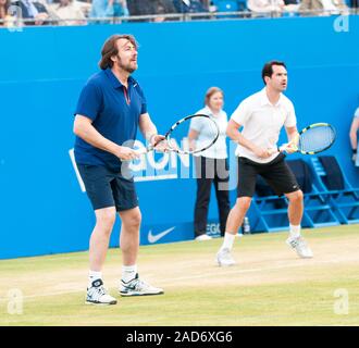 Jonathan Ross et Jimmy Carr apparaissant dans un tournoi de tennis de charité au Queen's club de tennis à Londres avec Andrew Murray, Jimmy Carr, Boris Johnson, Taylor Lautner et Sir Richard Branson au nom de la Ross Hutchins et Royal Marsden Cancer en 2013. Banque D'Images